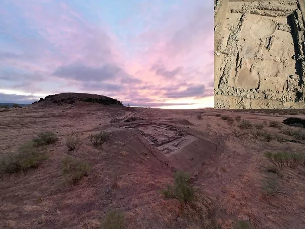 Paisaje arqueológico con estructuras excavadas al atardecer