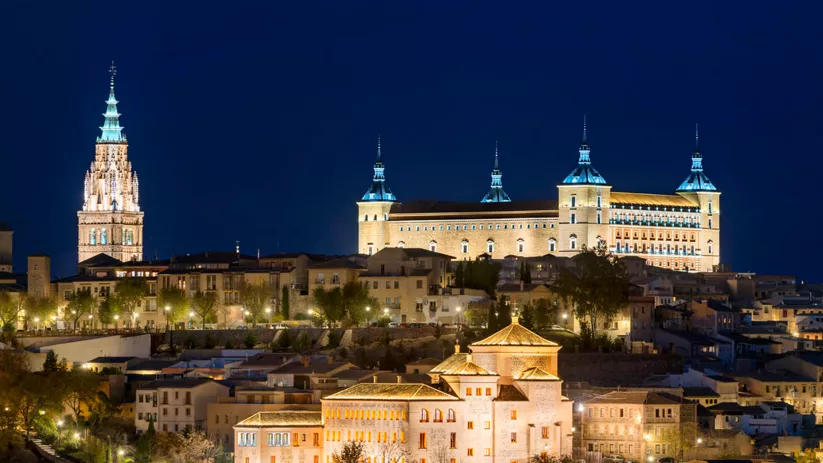Vista de las Cortes de Castilla-La Mancha, la catedral y el alcázar