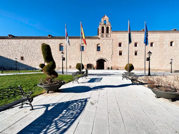 Fachada del Palacio de Pedro I
