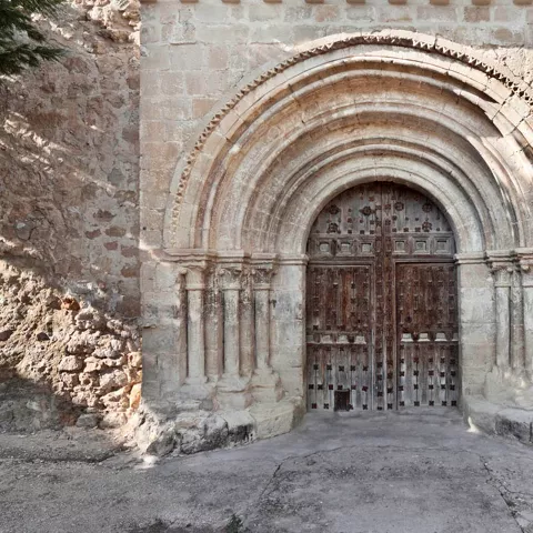 Portada románica de la iglesia de Nuestra Señora de la Zarza, Viana de Mondejar