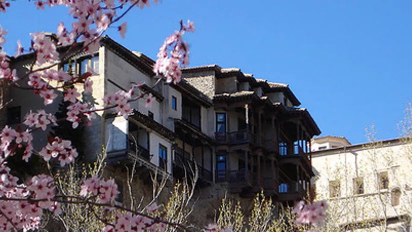 Imagen de casas colgadas de Cuenca en primavera