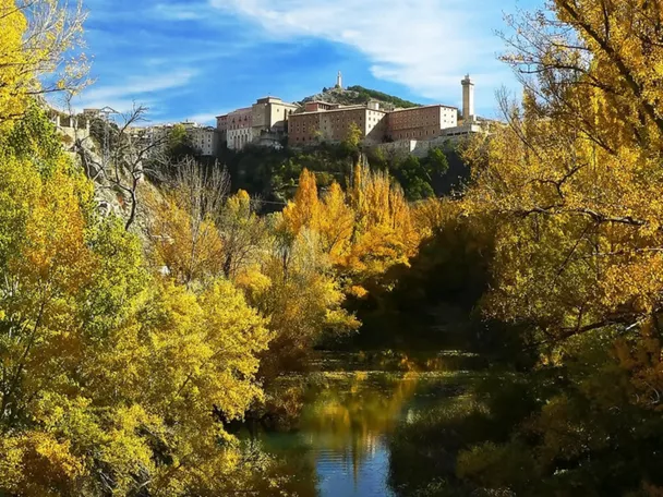 Imagen panorámica de Cuenca con árboles otoñales