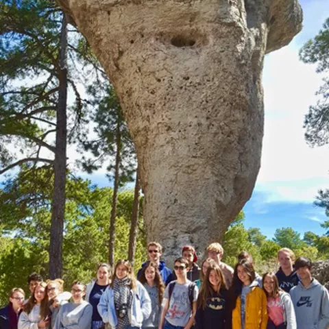 Imagen de grupo visitando bosques de Cuenca con roca de fondo