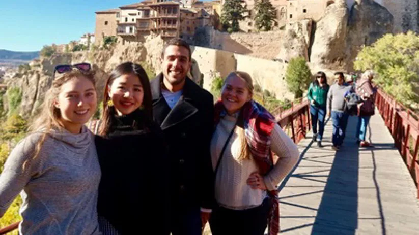 Imagen de grupo visitando las Casas Colgadas de Cuenca 