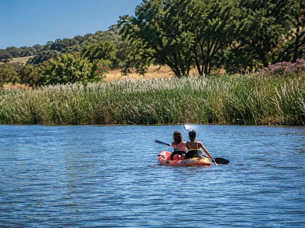 Experiencias de kayak y piraguas en el Río Bullaque, una actividad de naturaleza y turismo activo en Ciudad Real.