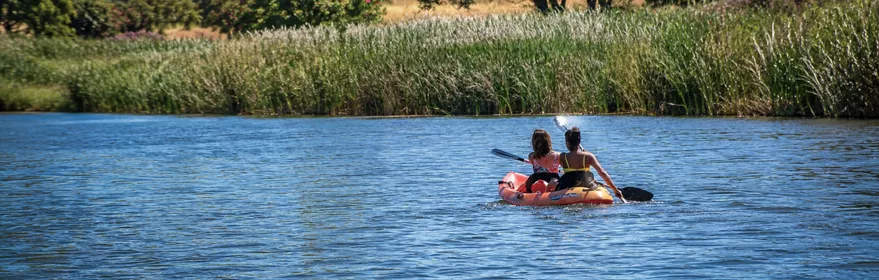 Experiencias de kayak y piraguas en el Río Bullaque, una actividad de naturaleza y turismo activo en Ciudad Real.