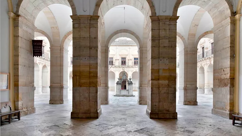 Acceso al claustro del Monasterio de Uclés