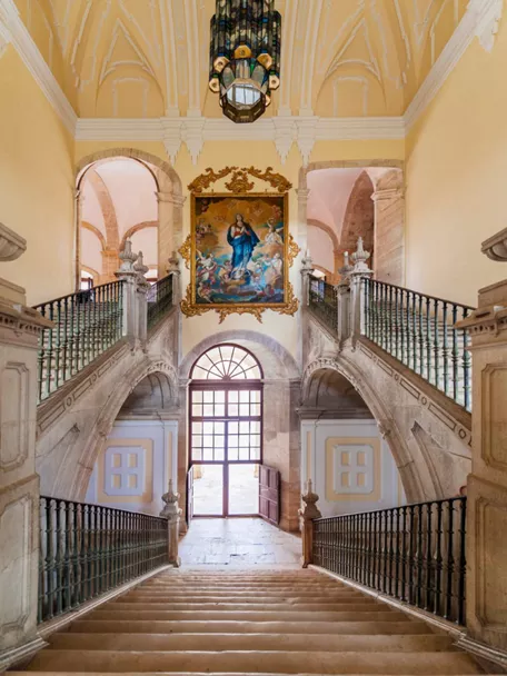 Vista de la escalera principal del Monasterio de Uclés