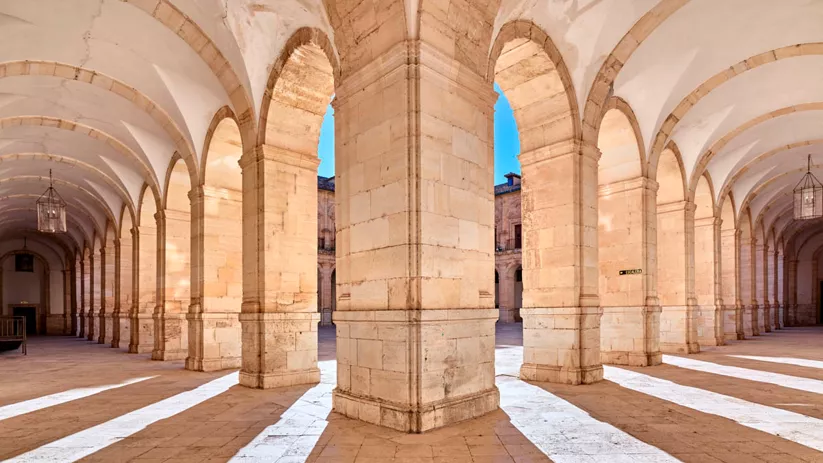 Interior del claustro del Monasterio de Uclés