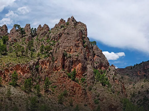 Panorámica de formaciones rocosas y viviendas encajadas en un entorno montañoso