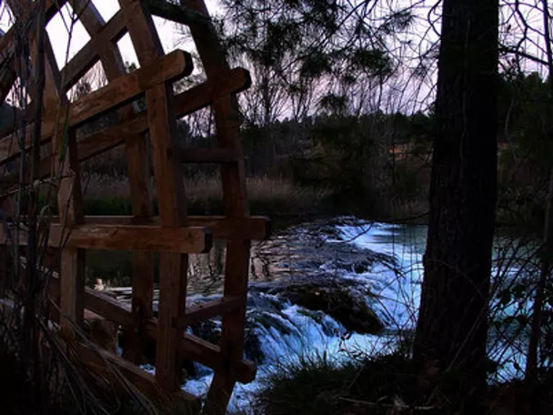 Imagen de rueda de madera en río Júcar