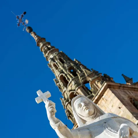 Imagen de Santa Teresa frente a la Iglesia de la Asunción, Villanueva de la Jara