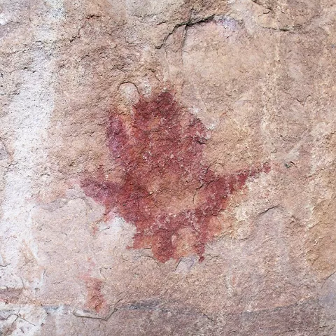 Mano en el yacimiento rupestre de Villar del Humo