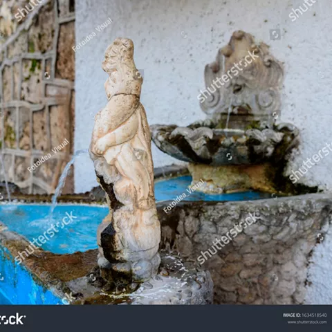 Imagen de una fuente con estatuillas 