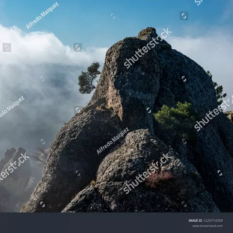 Imagen de picos Los Picarazos en la sierra de Alcaraz y del Segura con niebla de fondo