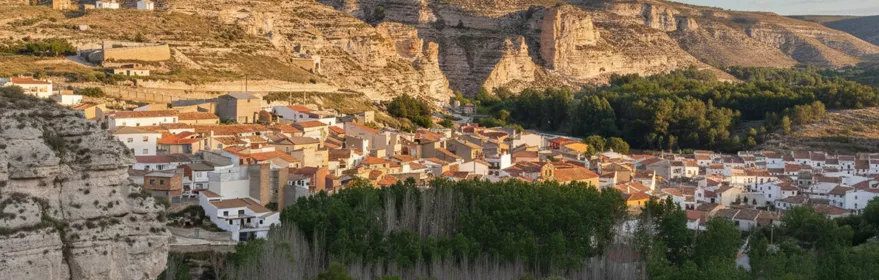 Vista panorámica de La Recueja enclavada entre cañones y formaciones rocosas junto al valle del río Júcar.