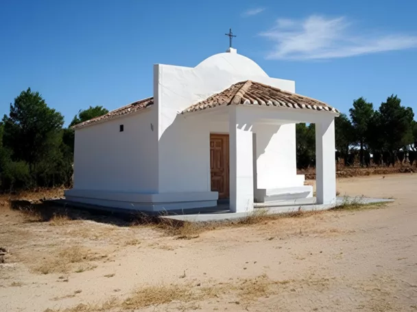 Ermita blanca en las afueras de Pozohondo rodeada de pinar y paisaje abierto.