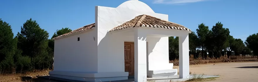 Ermita blanca en las afueras de Pozohondo rodeada de pinar y paisaje abierto.