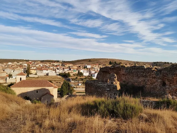 Vista panorámica de Socovos desde las ruinas del castillo, con el casco urbano y colinas al fondo.