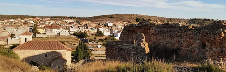 Vista panorámica de Socovos desde las ruinas del castillo, con el casco urbano y colinas al fondo.