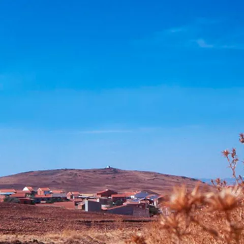 Imagen de casas de un pueblo en monte