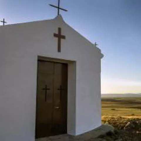 Imagen de una capilla blanca 