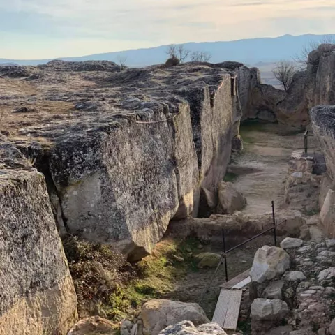 Imagen del foso del yacimiento de La cava