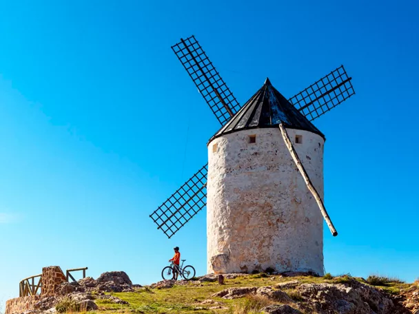 Ciclista en un molino de Los Yébenes