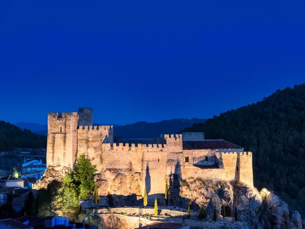 Vista nocturna del castillo de Yeste