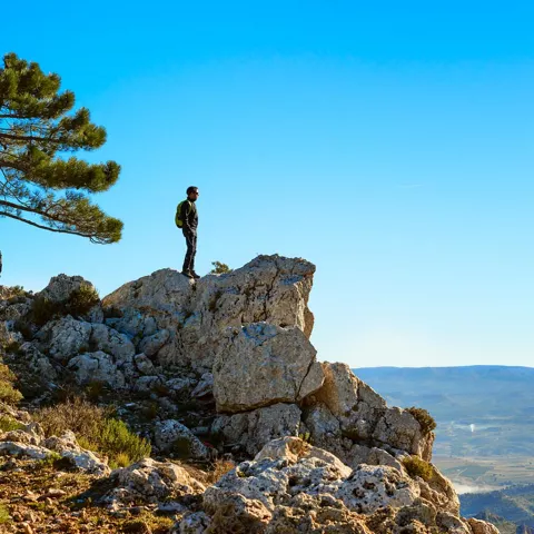 Un senderista camino de la cima del monte Ardal en Yeste