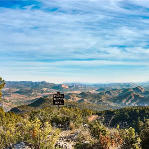 Imagen de la piedra buenos días en Yeste