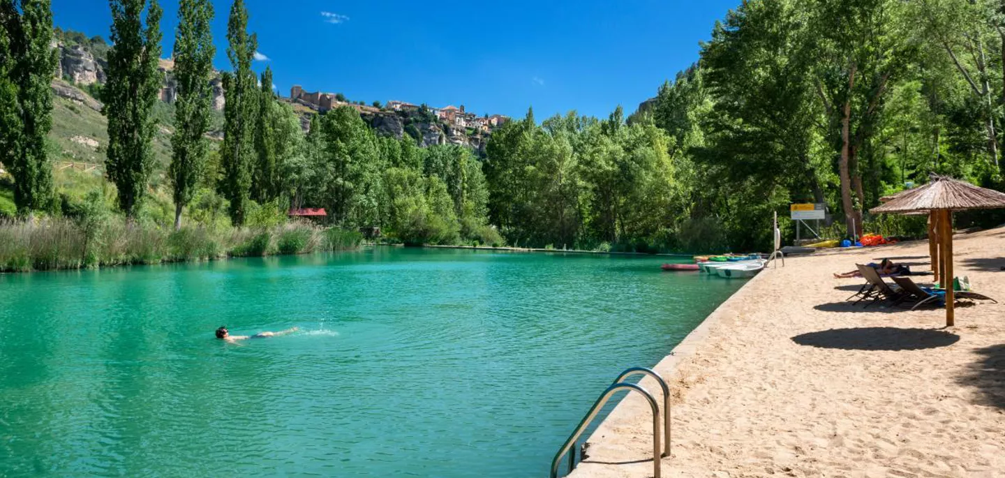 Imagen de una zona de baño con una persona bañándose