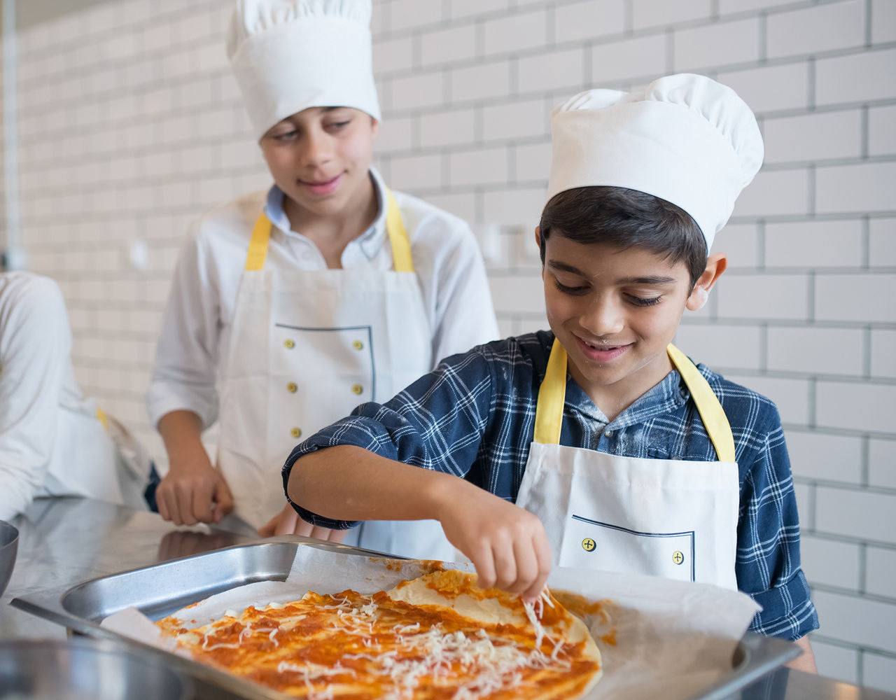 Kids making pizza