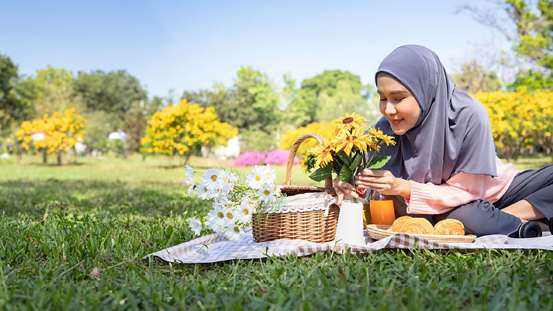 Young muslim woman having picnic