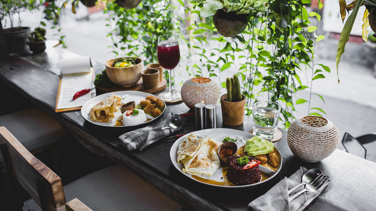 Food and drinks on restaurant table.