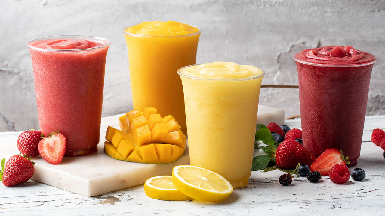food-service-couple-drinking-smoothies