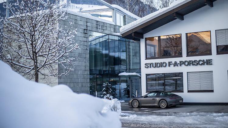 Außenansicht Gebäude Studio FA Porsche im Winter