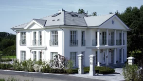 Weiße Villa Außenansicht