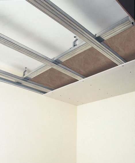 Poser un plafond suspendu en quatre étapes
