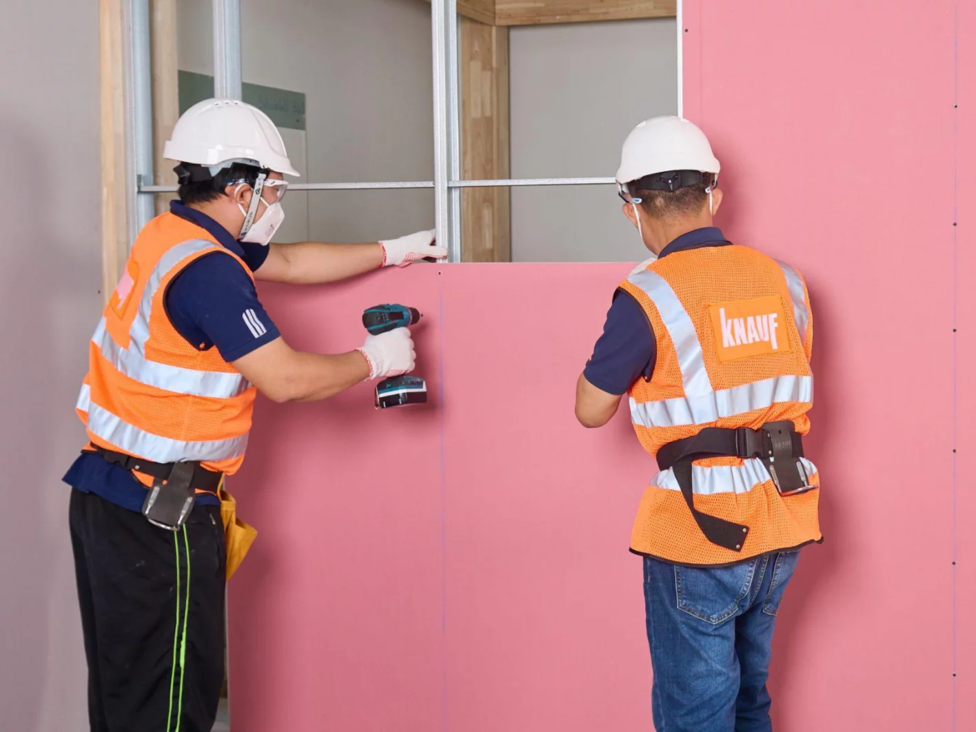 Khi thi công vách thạch cao 1 mặt, cần lưu ý lựa chọn vật liệu chất lượng