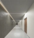 Knauf - Rold12 25 kolmiulotteinen ja palonkestävä akustiikkalevy kattoon - Rold12_Hotel corridor_white_grey (1)