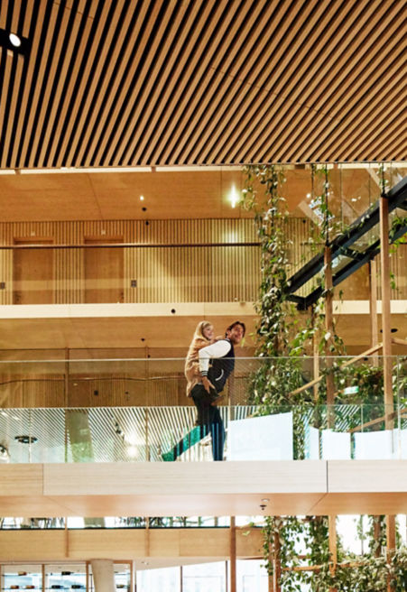 Padre e hija dentro de edificio verde