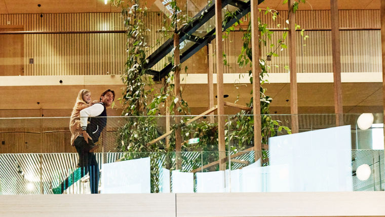 Padre e hija dentro de un edificio verde - KONE Sustentabilidad