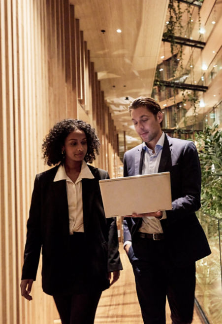 Businessman and businesswoman looking at a laptop and talking at the hotel Jakarta Amsterdam.