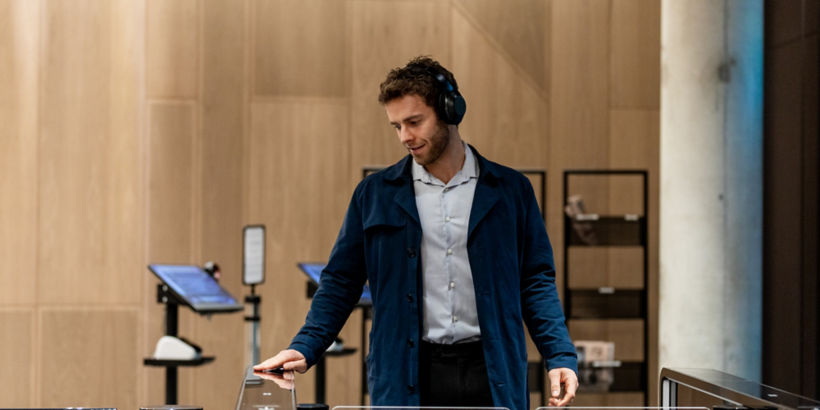 Homme avec un casque utilisant les couloirs d'accès dans un hall d'immeuble.