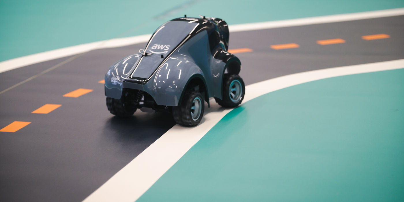 AWS-DeepRacer-car_1:1400x700