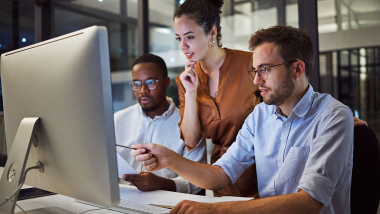 A_group_of_people_working_on_a_laptop:760x428%2816-9%29