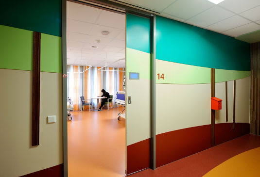 Automatic_Single_in_the_wall_gliding_door_digital_door_display_automatic_close_by_fire%2830m%29_4:535x365