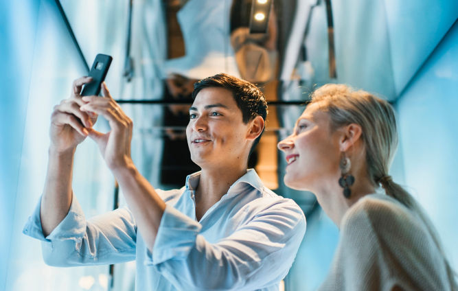 Digital_elevator_-_DX_-Smartphone_-_young-1:667x424