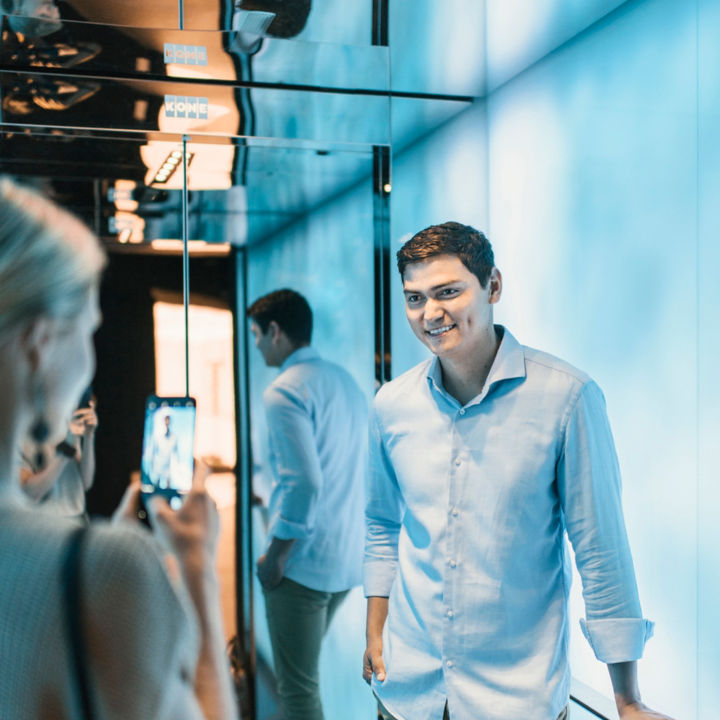 Digital_elevator_-_DX_-_selfie_-_smartphone:720x720%281-1%29